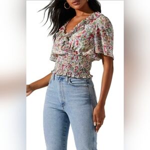 ASTR The Label Flutter Sleeve Top in Ivory Coral Multi Floral Size M Artsy Boho